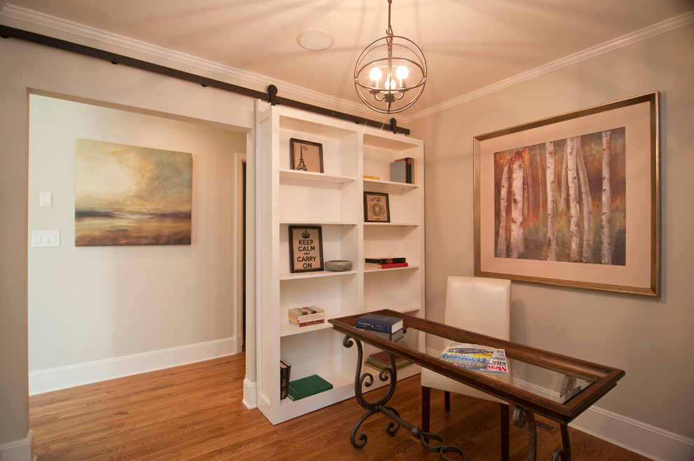 ニューヨークにあるお手頃価格の広いカントリー風のおしゃれな書斎 (グレーの壁、濃色無垢フローリング、自立型机、茶色い床) の写真