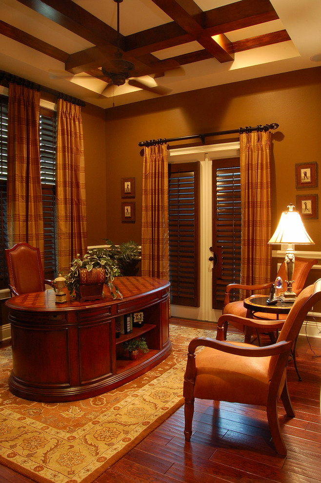 Inspiration for a timeless home office remodel in Orlando