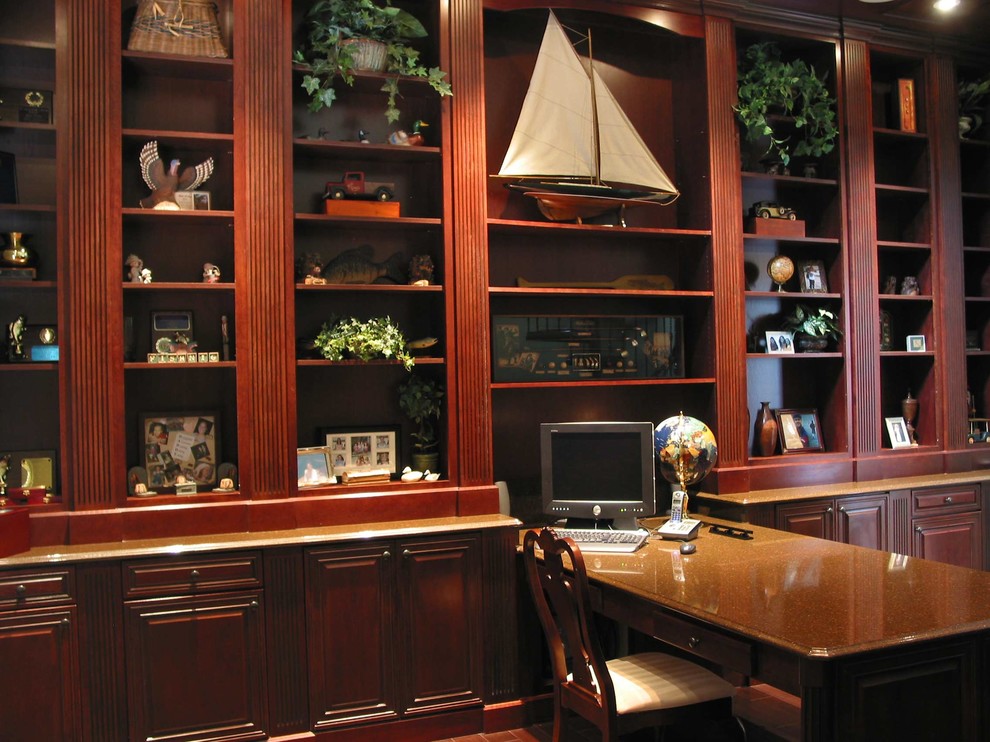 Foto de despacho clásico de tamaño medio con biblioteca y escritorio empotrado