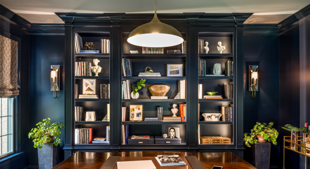 Свежая идея для дизайна: домашняя библиотека среднего размера в стиле неоклассика (современная классика) с синими стенами и темным паркетным полом - отличное фото интерьера