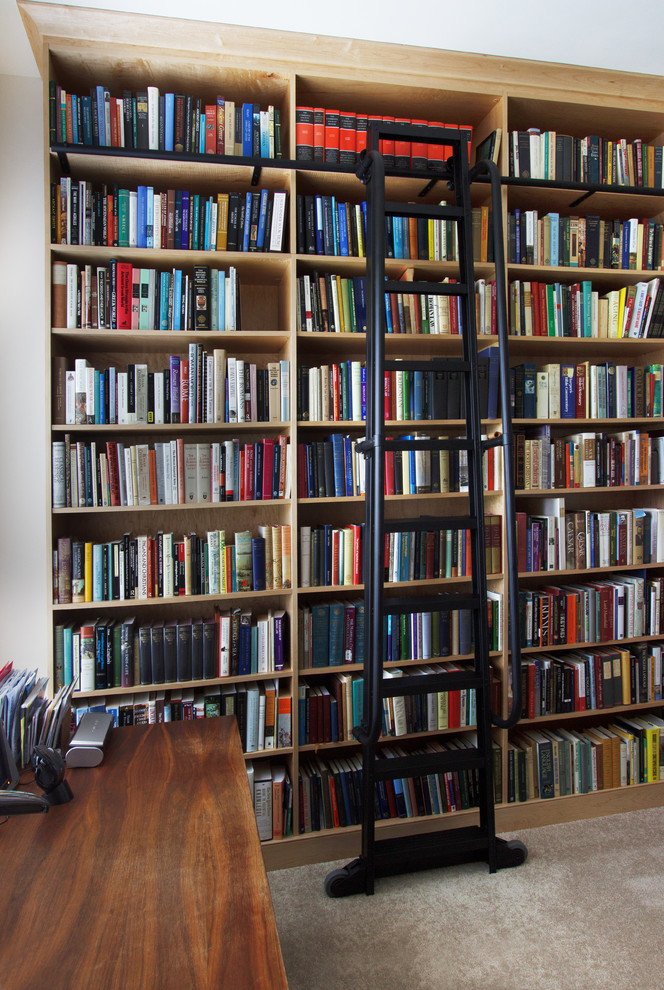 Aménagement d'un petit bureau classique avec une bibliothèque ou un coin lecture, un mur blanc, moquette, un bureau indépendant et un sol beige.