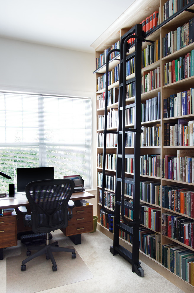 Esempio di un piccolo studio chic con libreria, pareti bianche, moquette, scrivania autoportante e pavimento beige