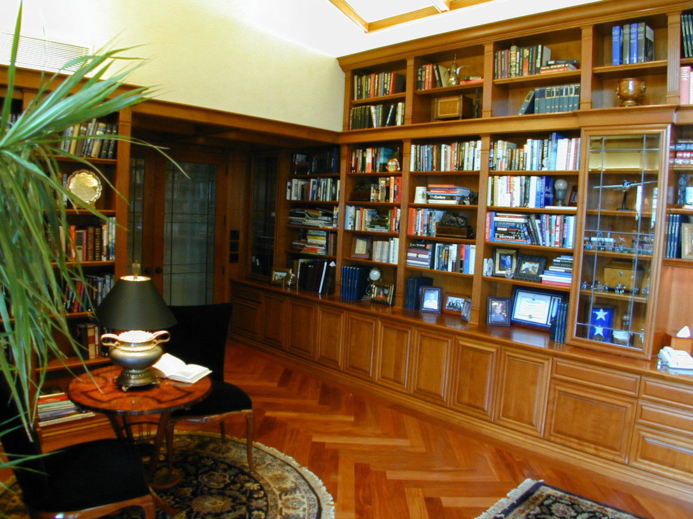 オレンジカウンティにあるトラディショナルスタイルのおしゃれなホームオフィス・書斎の写真