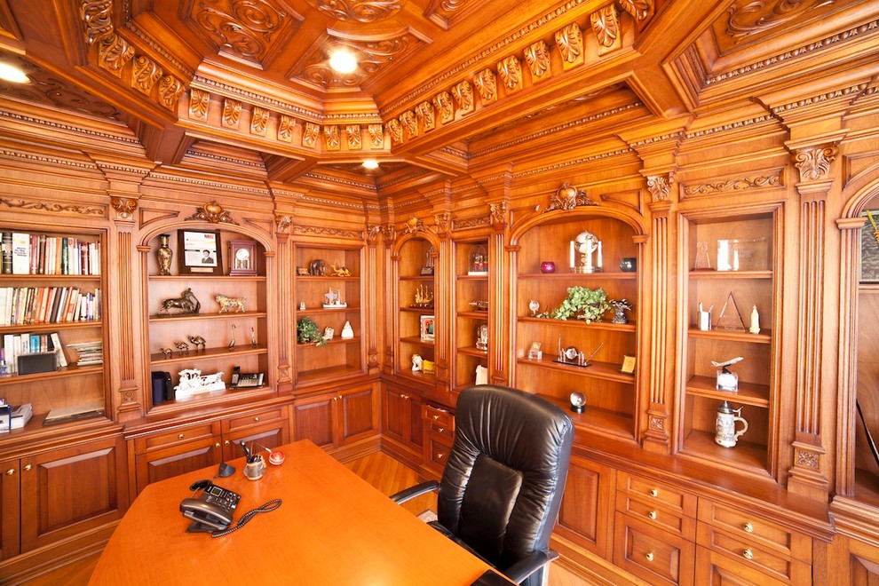 Aménagement d'un bureau classique de taille moyenne avec un sol en bois brun, un bureau indépendant, un mur marron et aucune cheminée.