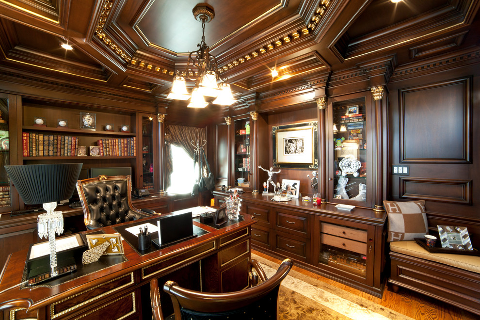 Ejemplo de despacho tradicional de tamaño medio sin chimenea con paredes marrones, suelo de madera en tonos medios y escritorio independiente