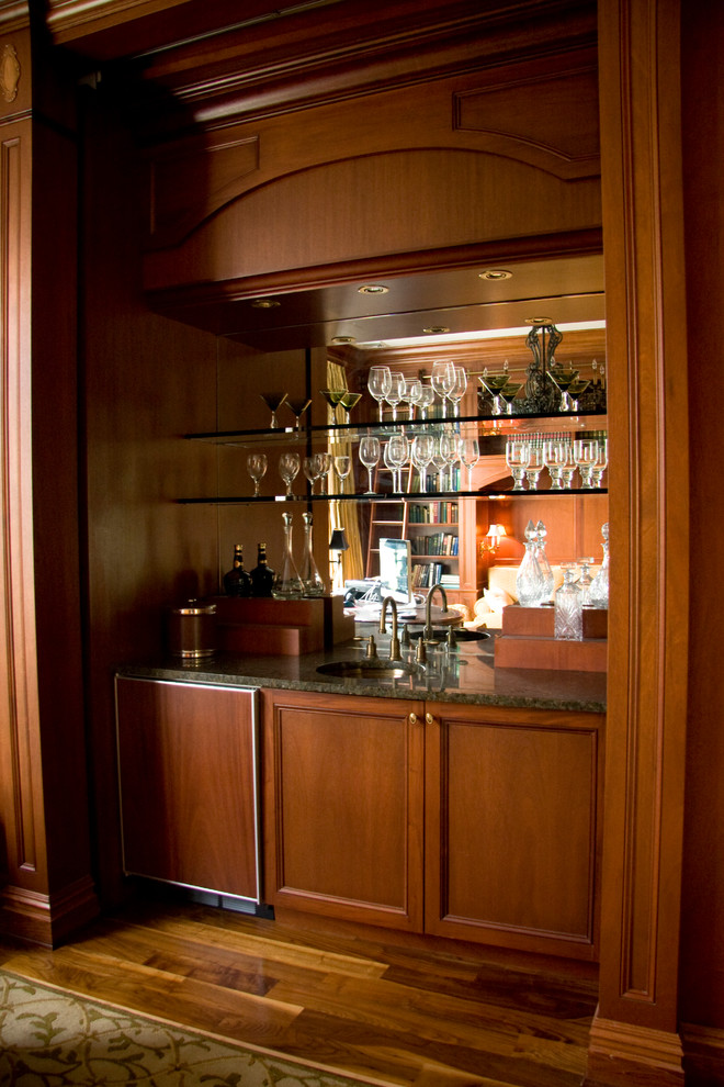 На фото: кабинет в классическом стиле