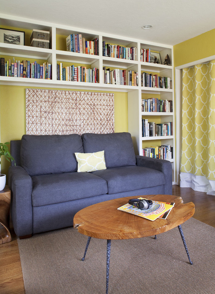 他の地域にあるトランジショナルスタイルのおしゃれなホームオフィス・書斎 (黄色い壁) の写真