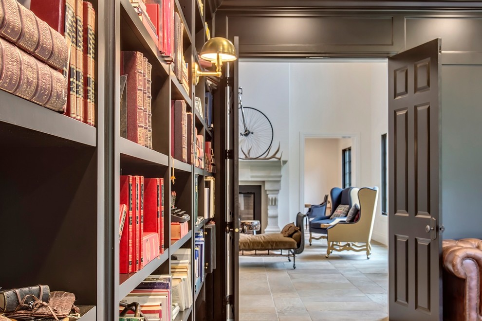 Пример оригинального дизайна: большой домашняя библиотека в классическом стиле с серыми стенами, полом из известняка, отдельно стоящим рабочим столом и разноцветным полом