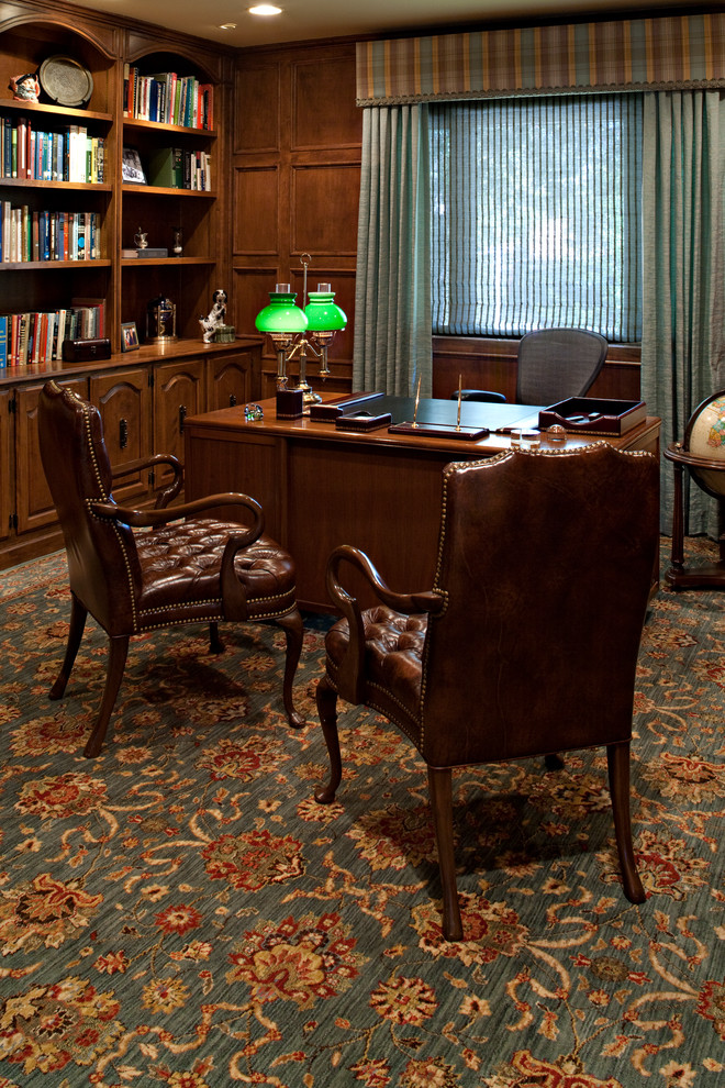 Foto de despacho clásico grande sin chimenea con paredes marrones, moqueta y escritorio independiente