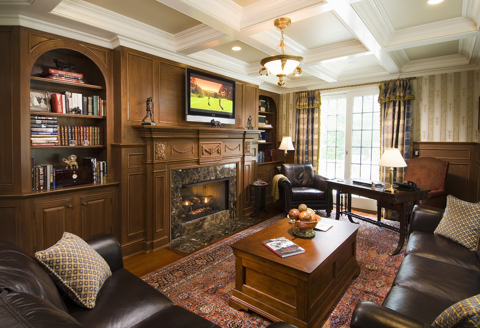 ブリッジポートにある広いトラディショナルスタイルのおしゃれなホームオフィス・書斎 (濃色無垢フローリング、標準型暖炉、石材の暖炉まわり、自立型机) の写真