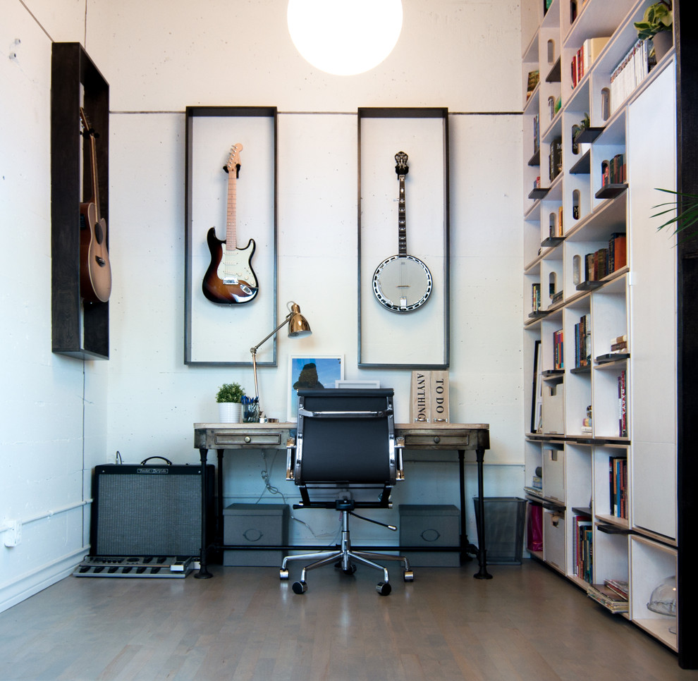 Immagine di un piccolo atelier design con pareti bianche, parquet chiaro, scrivania autoportante, nessun camino e pavimento marrone