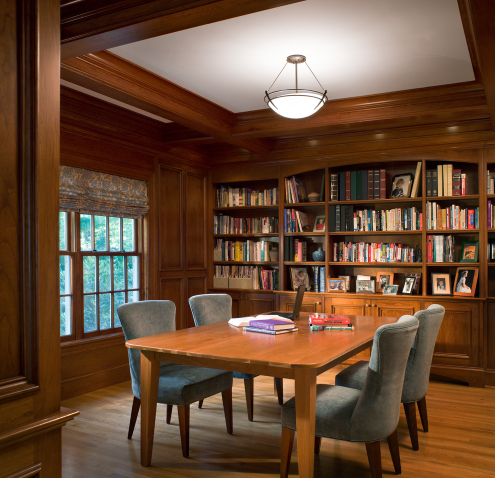 Idéer för att renovera ett mellanstort vintage arbetsrum, med ett bibliotek, bruna väggar, mellanmörkt trägolv, ett fristående skrivbord och brunt golv