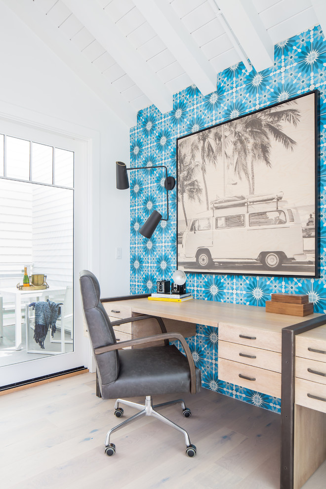 Стильный дизайн: кабинет в морском стиле с синими стенами, светлым паркетным полом, отдельно стоящим рабочим столом и бежевым полом - последний тренд
