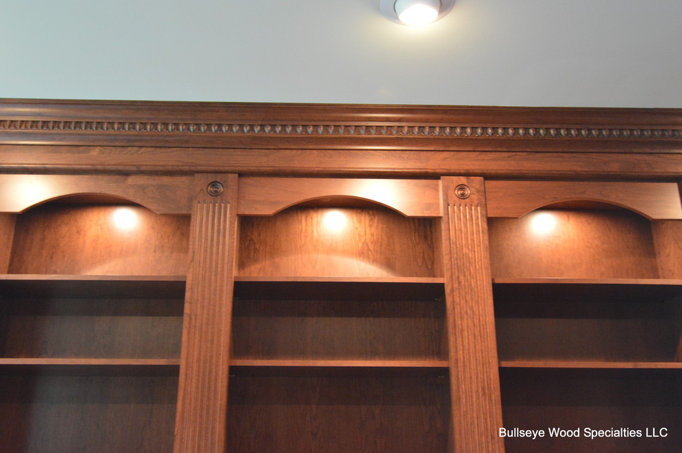 Idéer för stora vintage hemmabibliotek, med bruna väggar, mörkt trägolv och ett fristående skrivbord