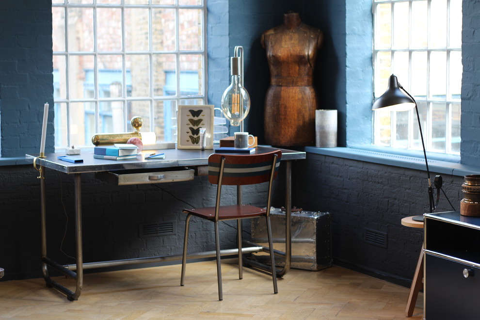 Mittelgroßes Industrial Arbeitszimmer mit blauer Wandfarbe, hellem Holzboden, freistehendem Schreibtisch und beigem Boden in Buckinghamshire