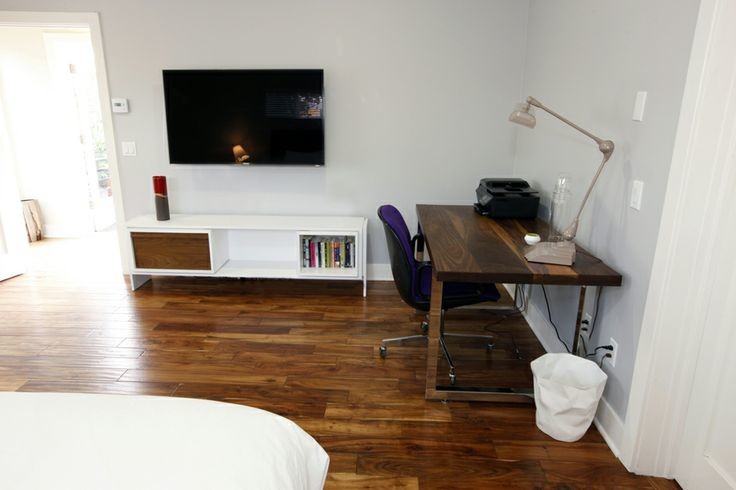 Exemple d'un grand bureau chic de type studio avec un mur gris, un sol en bois brun, aucune cheminée, un bureau indépendant et un sol marron.