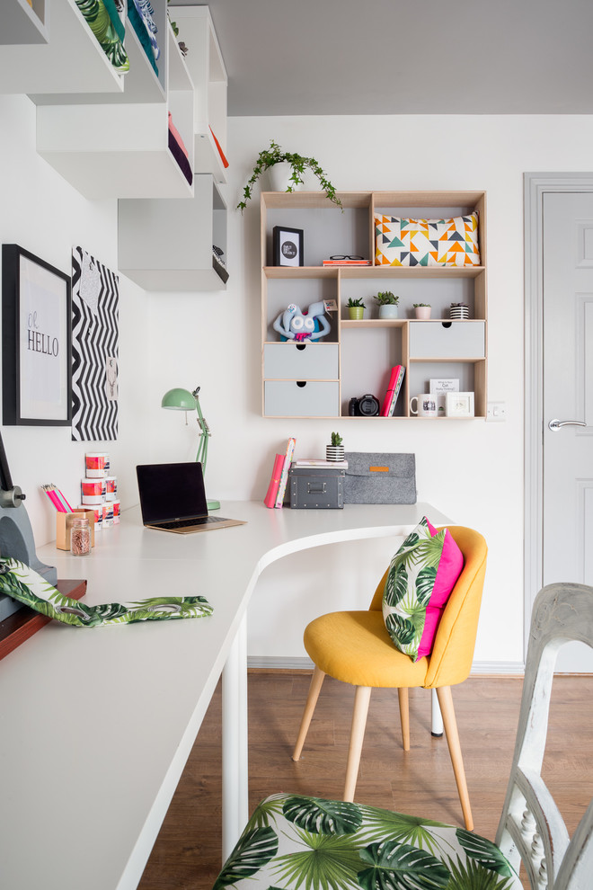 Mittelgroßes Stilmix Arbeitszimmer ohne Kamin mit Studio, weißer Wandfarbe, Laminat, freistehendem Schreibtisch und braunem Boden in Edinburgh