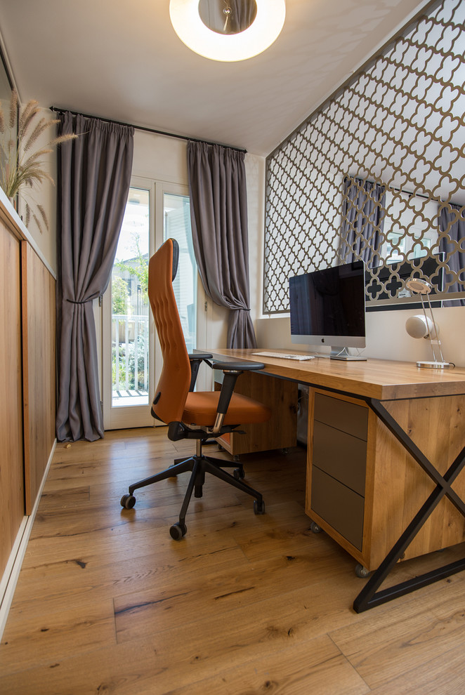 テルアビブにあるコンテンポラリースタイルのおしゃれなホームオフィス・書斎の写真
