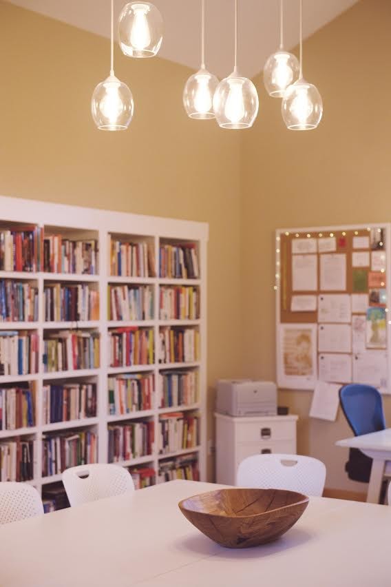 Großes Modernes Lesezimmer ohne Kamin mit beiger Wandfarbe, braunem Holzboden, freistehendem Schreibtisch und braunem Boden in Kansas City
