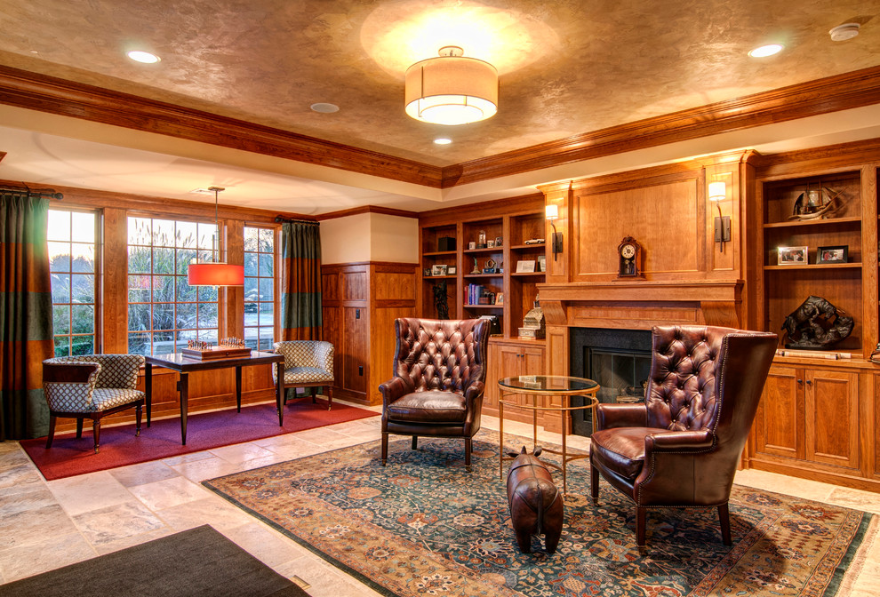 他の地域にある広いトラディショナルスタイルのおしゃれなホームオフィス・書斎 (ベージュの壁、ベージュの床) の写真