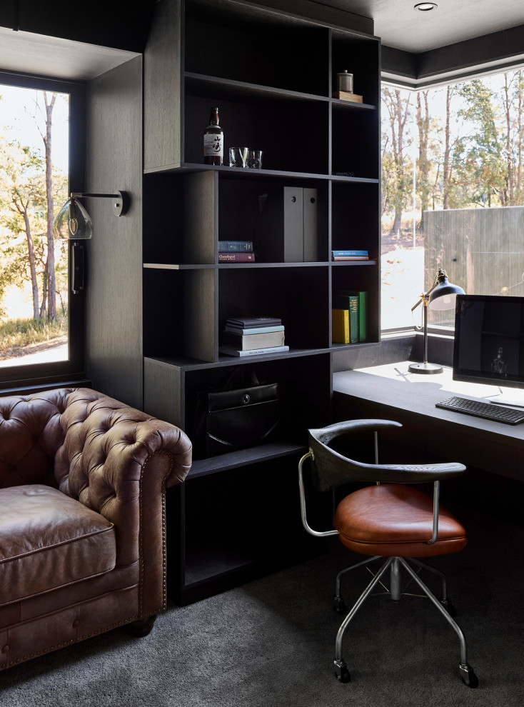 Inspiration för mellanstora moderna arbetsrum, med ett bibliotek, svarta väggar, heltäckningsmatta, ett inbyggt skrivbord och grått golv