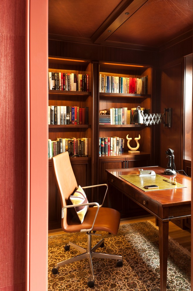 Diseño de despacho tradicional renovado pequeño con paredes marrones y suelo de madera en tonos medios