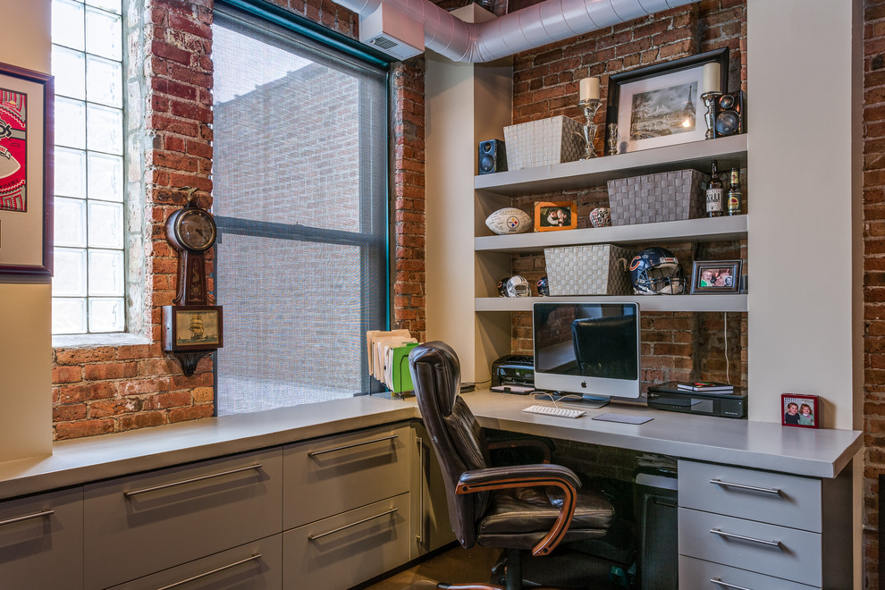 シカゴにあるインダストリアルスタイルのおしゃれなホームオフィス・書斎の写真