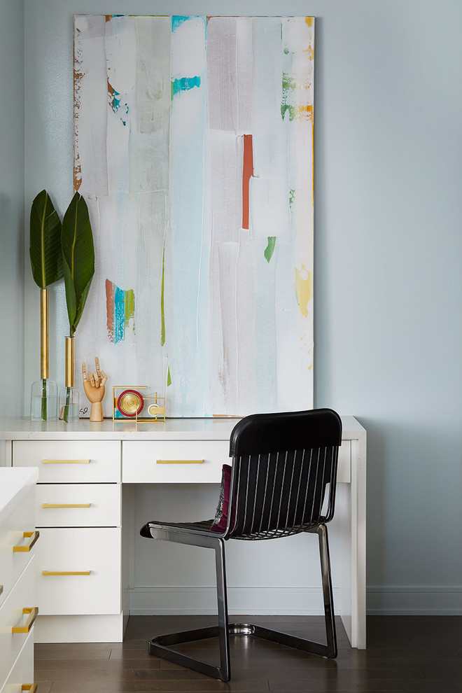 Стильный дизайн: кабинет в современном стиле с синими стенами, темным паркетным полом, отдельно стоящим рабочим столом и коричневым полом - последний тренд