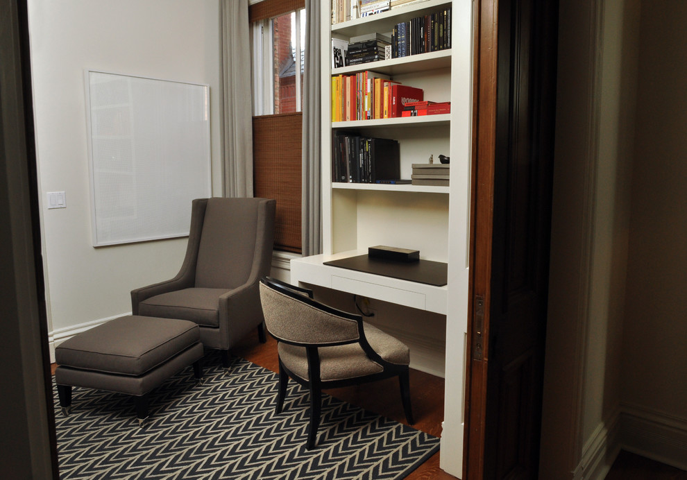 Immagine di un ufficio contemporaneo di medie dimensioni con scrivania incassata, pareti bianche e pavimento in legno massello medio