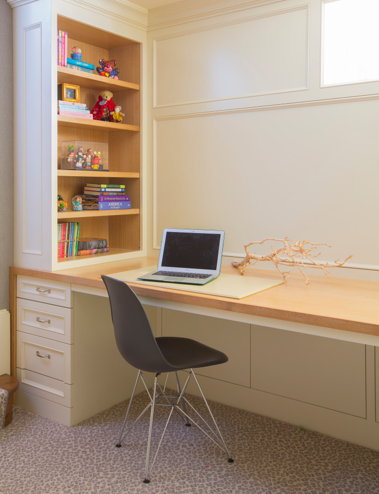 Foto de despacho clásico renovado de tamaño medio con paredes blancas, moqueta, escritorio empotrado, suelo gris y panelado