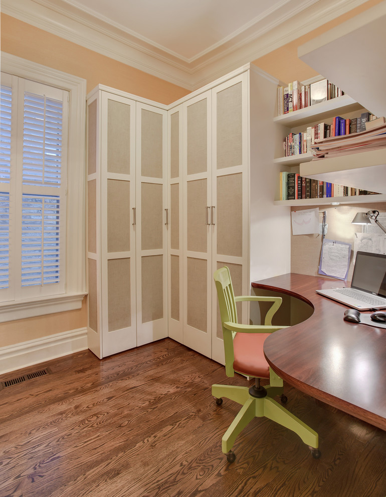 Kleines Klassisches Arbeitszimmer mit Arbeitsplatz, beiger Wandfarbe, braunem Holzboden und Einbau-Schreibtisch in Chicago