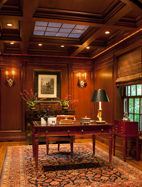 Imagen de despacho tradicional de tamaño medio sin chimenea con suelo de madera en tonos medios, escritorio independiente y paredes marrones