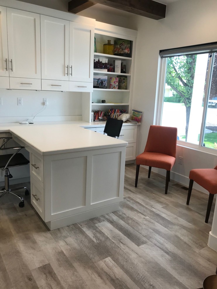 Großes Landhausstil Arbeitszimmer ohne Kamin mit weißer Wandfarbe, hellem Holzboden, Einbau-Schreibtisch und beigem Boden in Salt Lake City