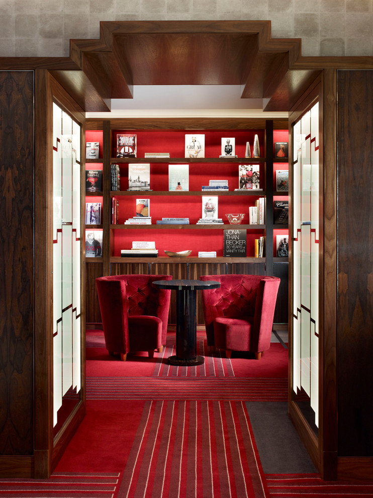 Стильный дизайн: большой кабинет в стиле неоклассика (современная классика) с красными стенами, ковровым покрытием и отдельно стоящим рабочим столом - последний тренд