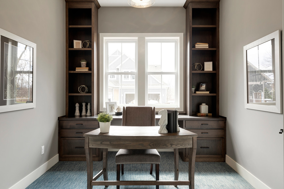 Aménagement d'un bureau classique de taille moyenne avec un mur gris, moquette, aucune cheminée, un sol bleu et un bureau indépendant.