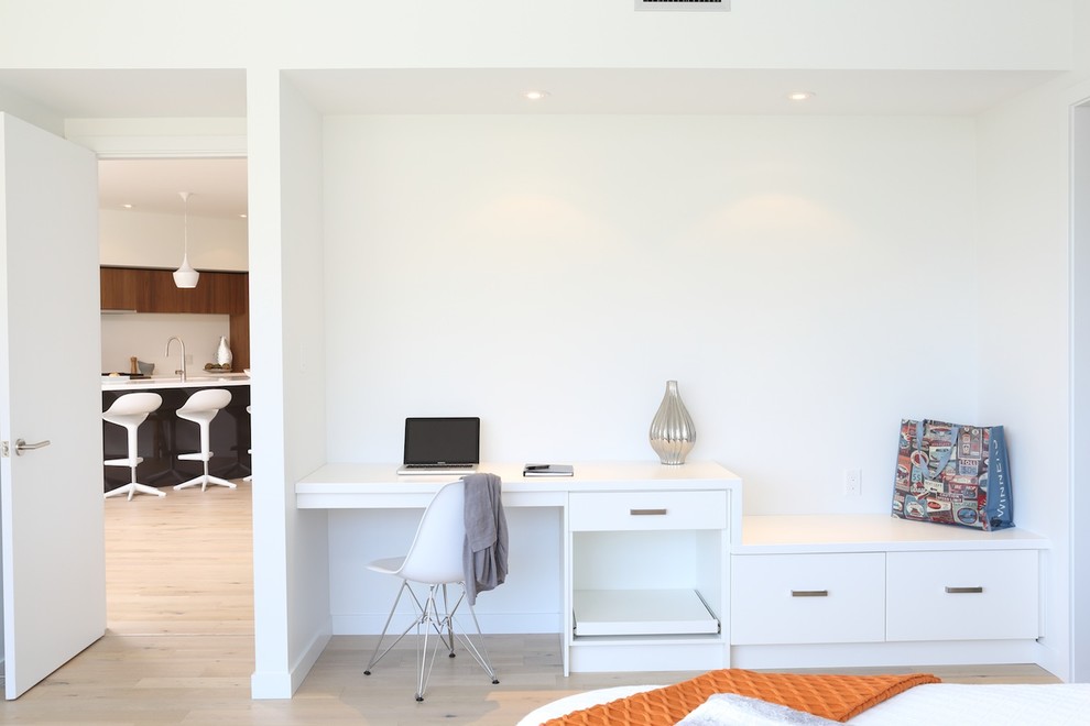 На фото: маленький кабинет в современном стиле с белыми стенами, светлым паркетным полом и встроенным рабочим столом для на участке и в саду с