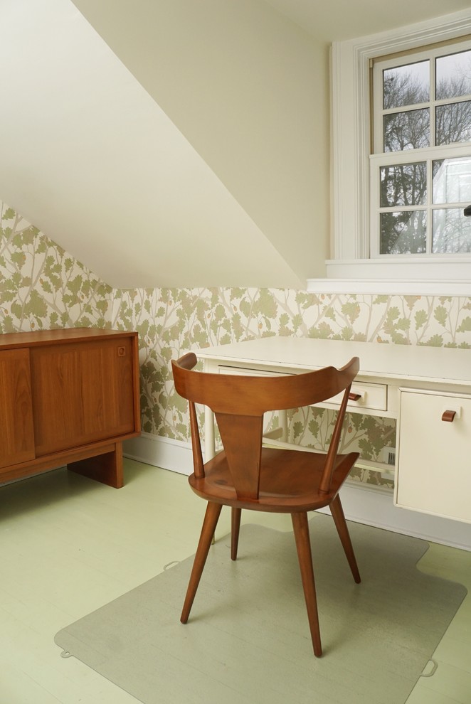 На фото: кабинет среднего размера в стиле кантри с разноцветными стенами, деревянным полом и зеленым полом без камина