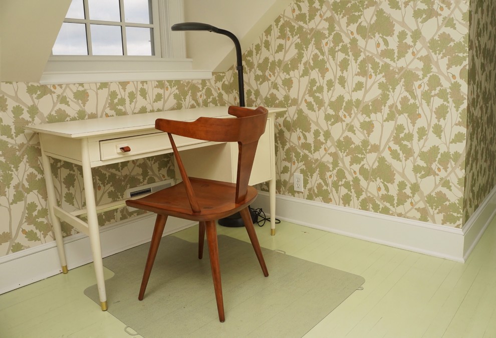 Foto de despacho campestre de tamaño medio sin chimenea con paredes multicolor, suelo de madera pintada y suelo verde