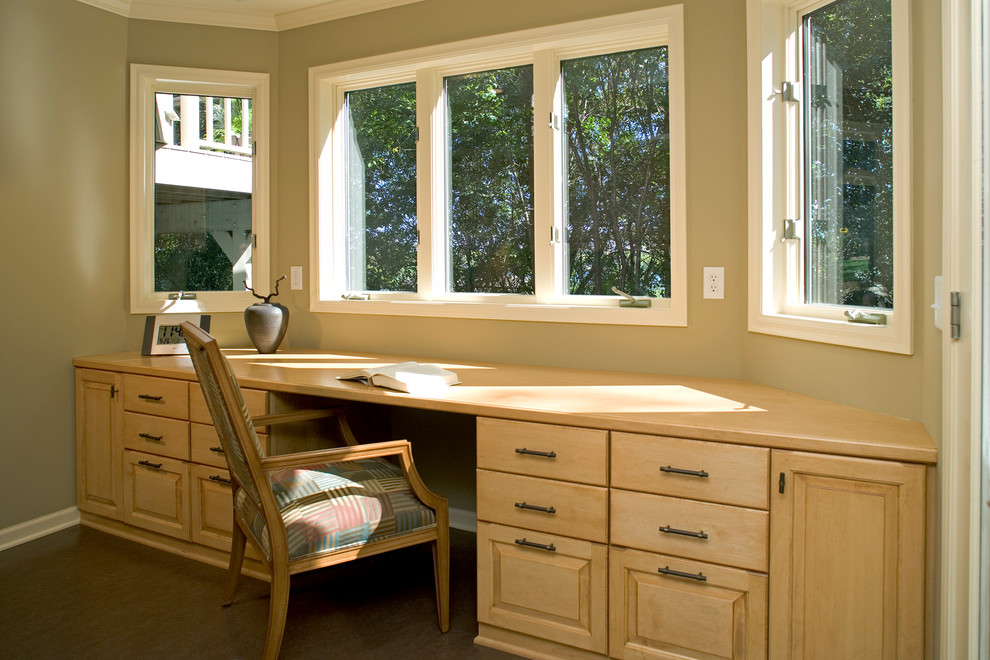 Modelo de despacho tradicional de tamaño medio sin chimenea con paredes beige, moqueta y escritorio empotrado