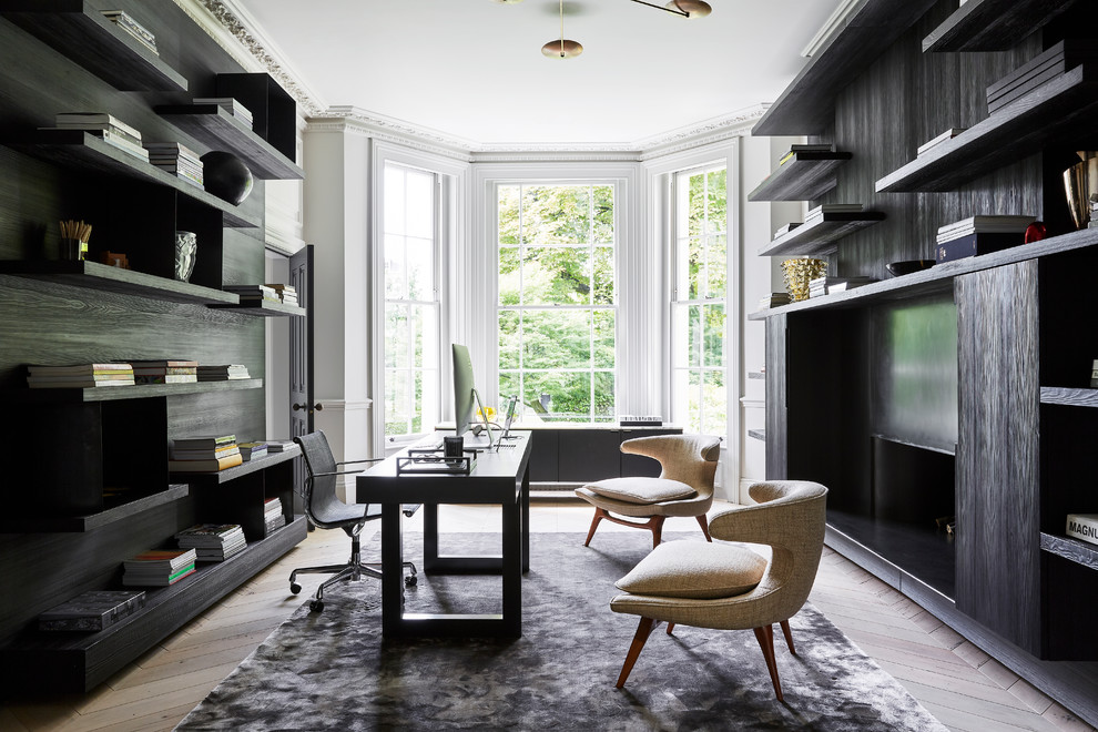 Idée de décoration pour un grand bureau design avec parquet clair, un bureau indépendant et un sol beige.