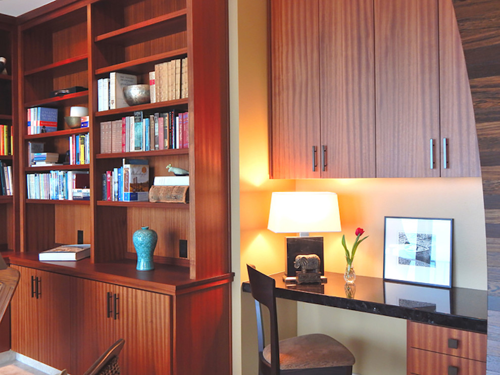 ポートランドにあるラグジュアリーな中くらいなトランジショナルスタイルのおしゃれな書斎 (ベージュの壁、造り付け机) の写真