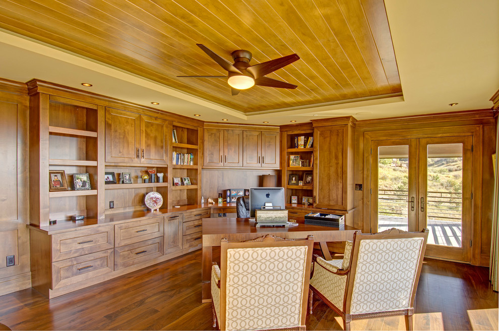 Idée de décoration pour un grand bureau chalet avec parquet foncé, aucune cheminée et un bureau indépendant.