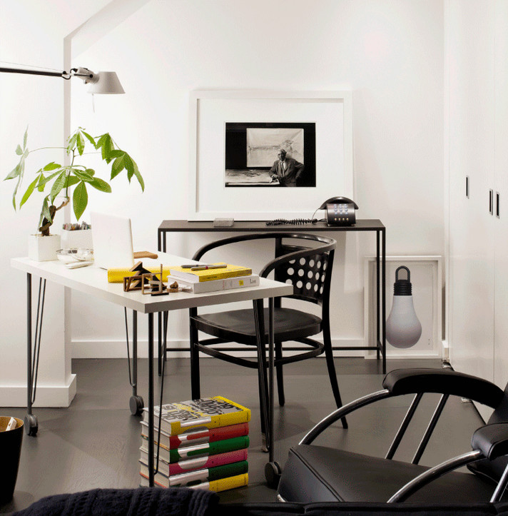 Идея дизайна: рабочее место среднего размера в стиле модернизм с белыми стенами и отдельно стоящим рабочим столом