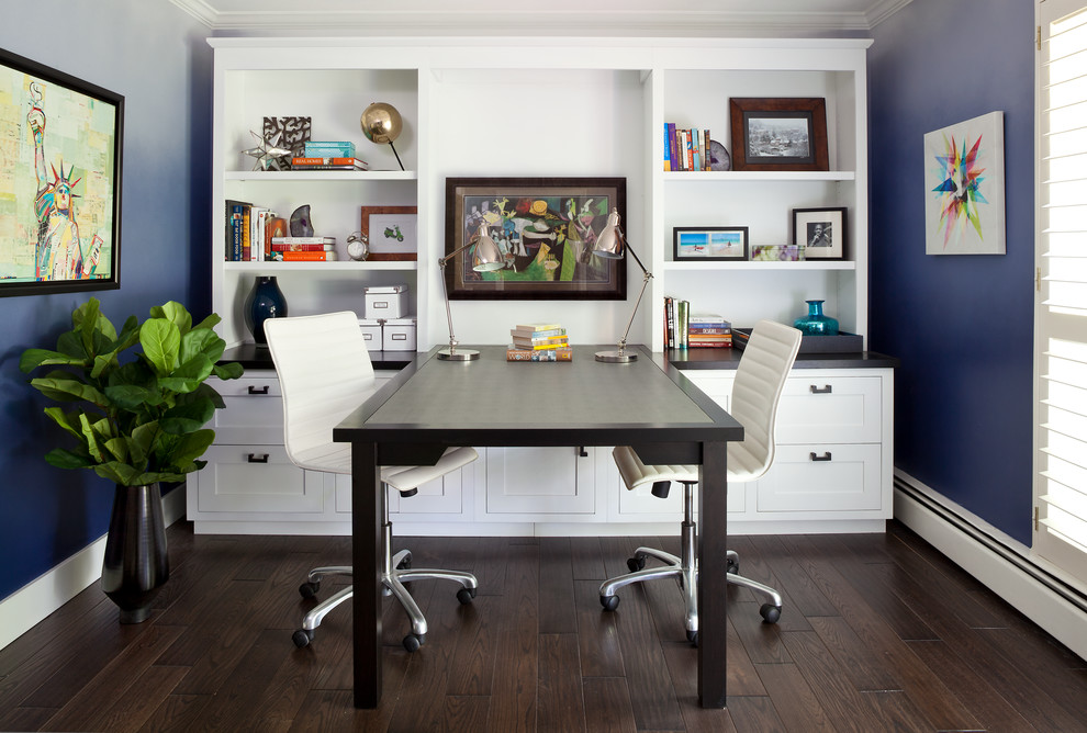 Immagine di un ufficio classico di medie dimensioni con pareti blu, parquet scuro, nessun camino e scrivania incassata