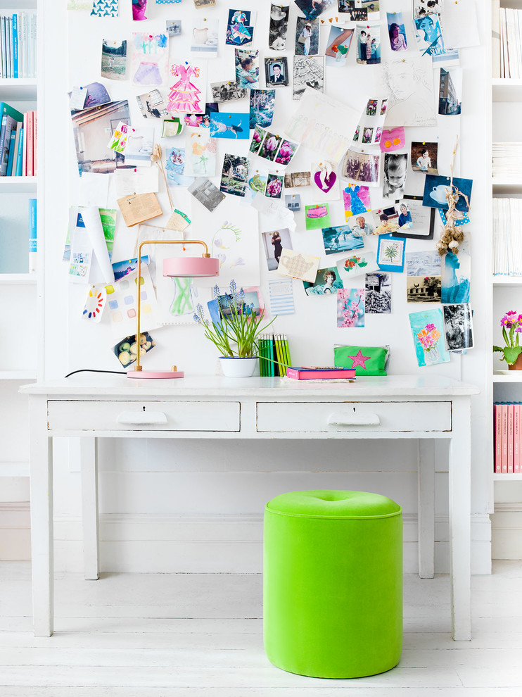 Cette photo montre un petit bureau tendance avec un mur blanc et parquet peint.