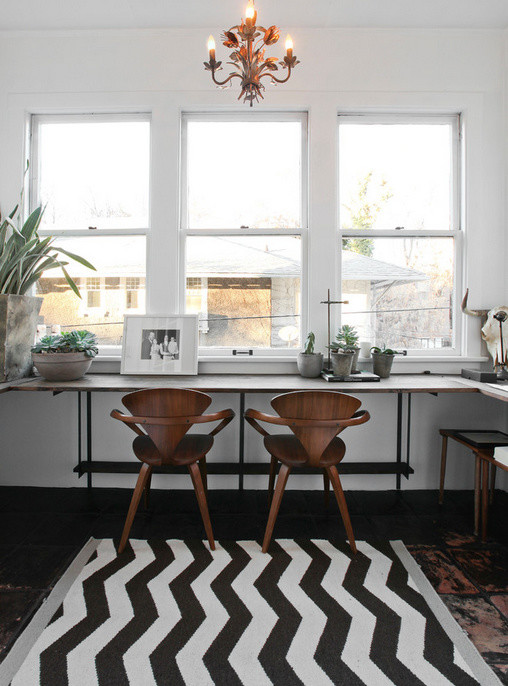 Свежая идея для дизайна: домашняя мастерская среднего размера с белыми стенами, полом из керамической плитки и встроенным рабочим столом без камина - отличное фото интерьера
