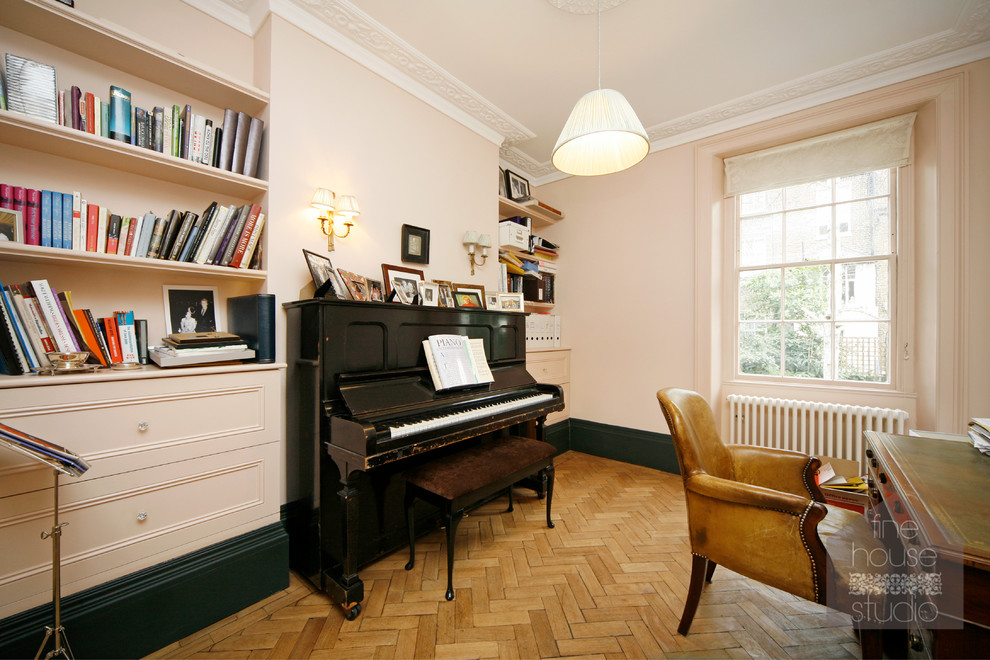 Foto de despacho tradicional de tamaño medio con paredes rosas y suelo de madera clara