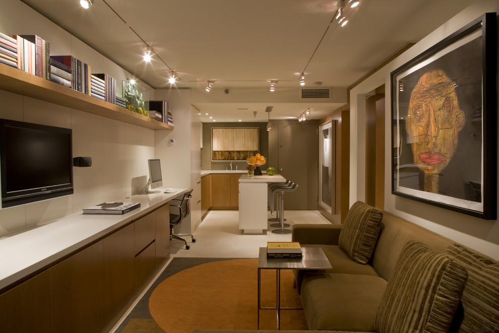Modelo de despacho actual pequeño con paredes blancas, escritorio empotrado, suelo de travertino y suelo beige