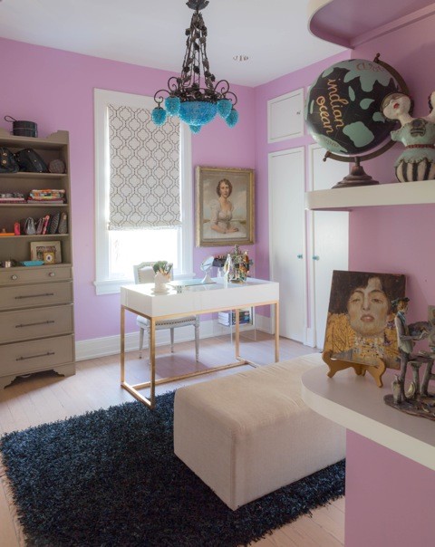 Modelo de despacho tradicional renovado de tamaño medio con suelo de madera clara y paredes púrpuras