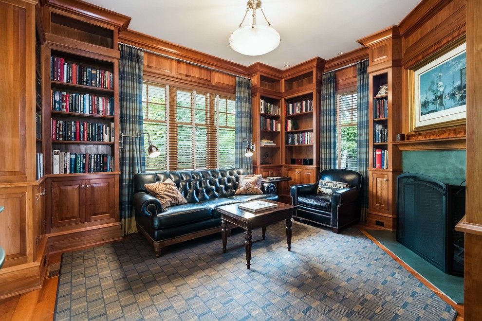 Inspiration för ett vintage arbetsrum, med ett bibliotek, bruna väggar, en standard öppen spis och ett fristående skrivbord